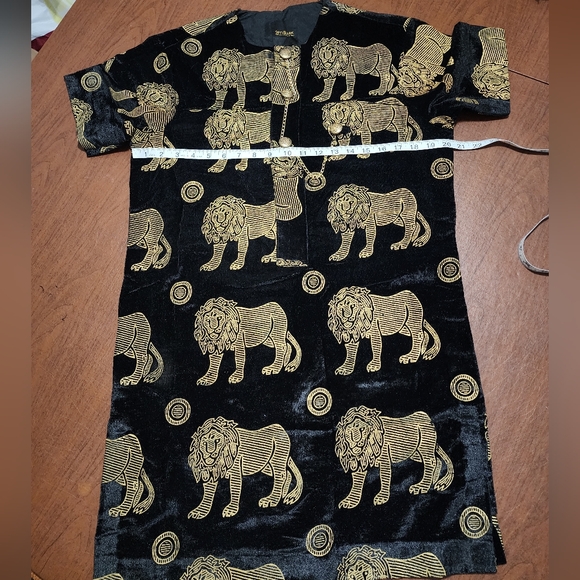 Seyimark Elegant Black and Gold Lion Print Men's Top - Picture 6 of 12